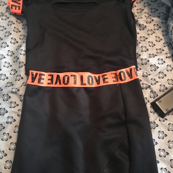 Crop top and skirt outfit - Picture 3 of 3